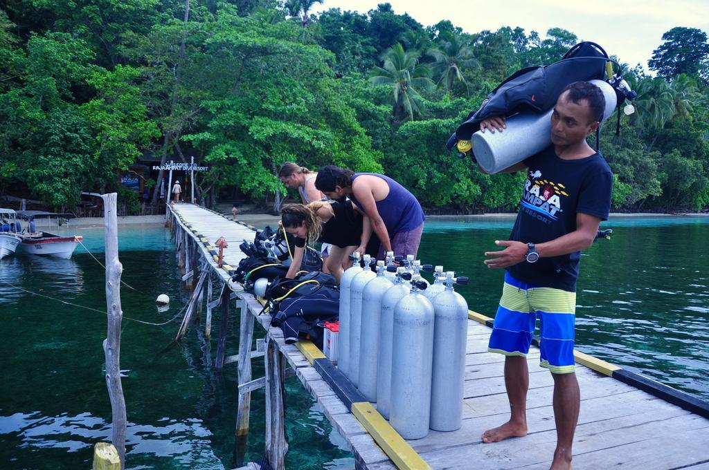Raja Ampat Dive Resort Tapokreng Экстерьер фото
