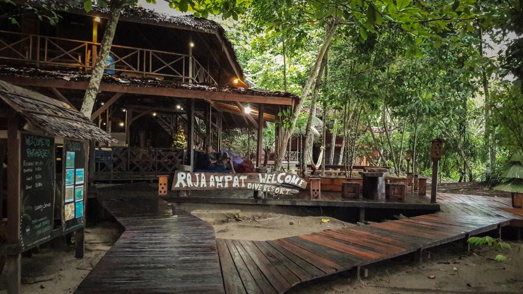 Raja Ampat Dive Resort Tapokreng Экстерьер фото