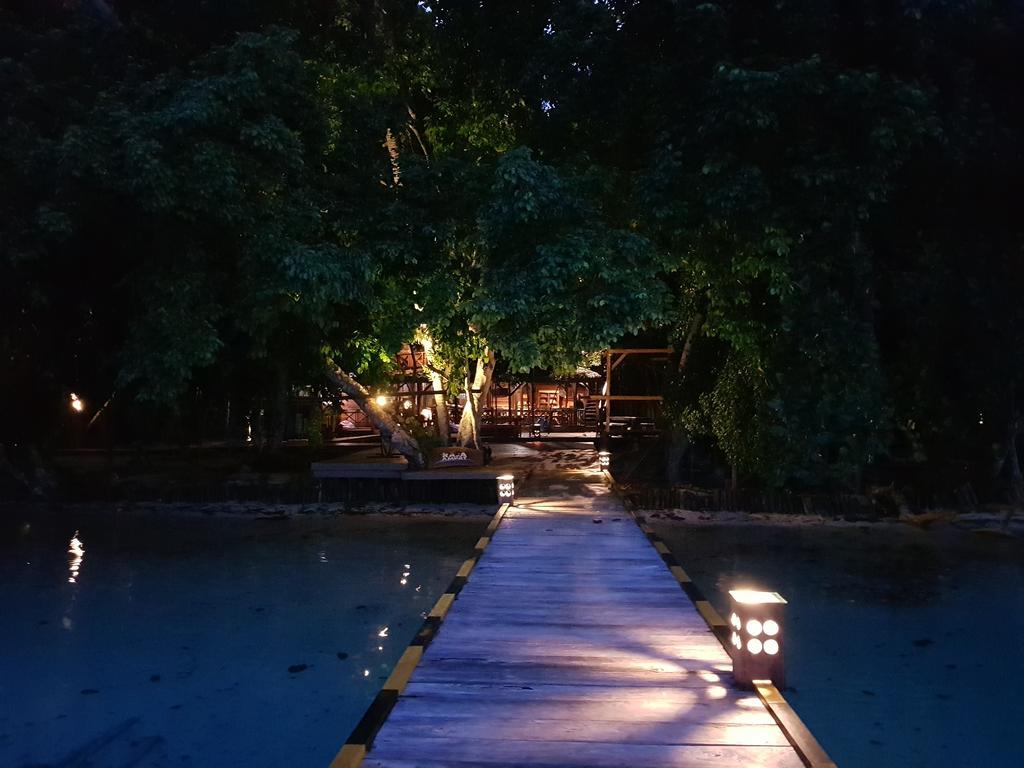 Raja Ampat Dive Resort Tapokreng Экстерьер фото